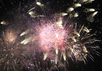 الجيش الثالث يطلق الألعاب النارية في سماء السويس
