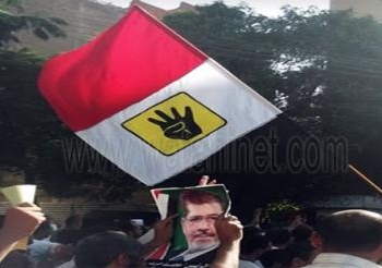 إخوان المنيا يغيرون علم مصر ..يحذفون النسر ويضعون شارة رابعة