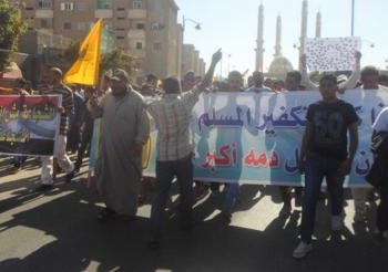بالصور : مؤيدى المعزول فى السويس يهتفون ضدالجيش