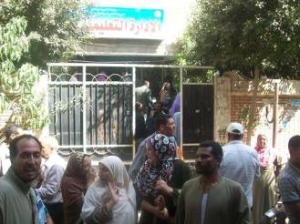 الشرطة تفتح أبواب إدارة دسوق التعليمية بعد غلقها بالجنازير