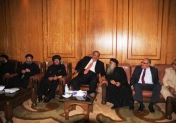 محافظ القليوبية يتلقى التهنئة بعيد الأضحى المبارك من رموز الكنيسة