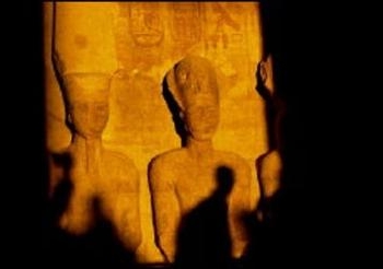 خلال الاحتفال بتعامد الشمس على رمسيس “لافتة تمرد” تثير حفيظة الأهالى