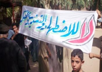 مسلموا وأقباط دلجا  يقضون يوما في لقاء لعلاج أزمات قريتهم ..