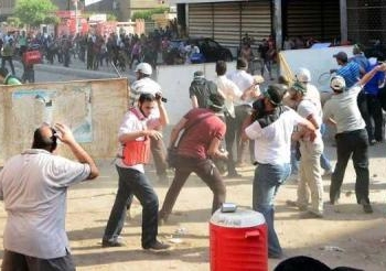 اشتباك بالأيادي بين أعضاء المحظورة وسكان بني سويف بسبب الهتاف ضد الجيش