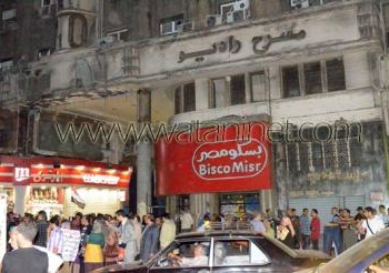 تصوير برنامج باسم سويف مستمر  رغم الإشتباكات أمام مسرح سينا “راديو”