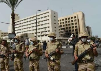 الجيش يغلق ميادين بني سويف تزامنا مع بدء محاكمة المخلوع
