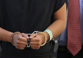 القبض علي احد المتهمين بحرق ونهب كنيسة بالمنيا وبحوزته مسروقات منها