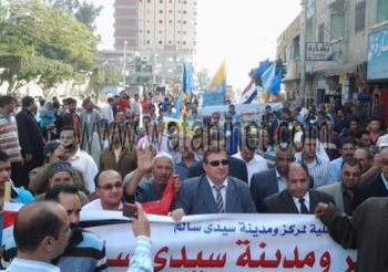 مئات الطلاب بسيدى سالم يشاركوا فى الاحتفال بالعيد القومى