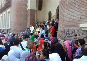 تظاهر طلاب الأخوان أمام مبني إدارة الجامعة بالشاطبي