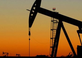 إنتاج الولايات المتحدة من النفط يتخطى الواردات لأول مرة منذ عقدين