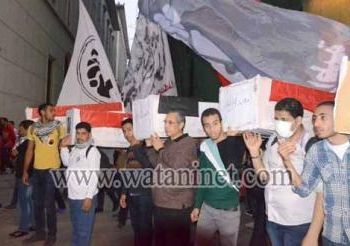 بالصور مسيرة بالنعوش لشباب الثورة متجه “لمحمد محمود”