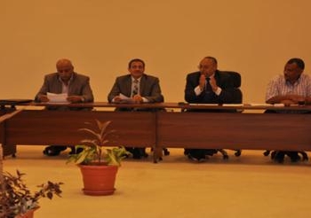 محافظ بني سويف يبحث معوقات الاستثمار مع المستثمرين