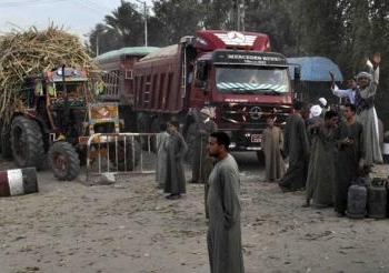 فتح طريق قنا نجع حمادى بعد اغلاقة نصف ساعة بسبب نقص اسطوانات البوتاجاز