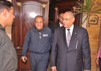 محافظ  بني سويف يزور قاعدة دنديل الجوية ويشكر نسور الجو