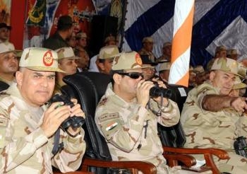 الفريق السيسى يشهد إحدى المناورات بالذخيرة الحية للجيش الثالث الميداني