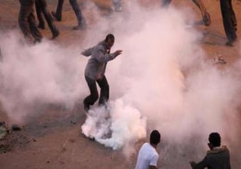 أمن السويس يطلق المياه و قنابل الغاز لتفريق مظاهرة ضد قانون التظاهر