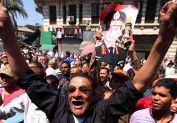 مسيرة لأهالي قرية “سنوفر” بالفيوم دعما للجيش وتأييدا للدستور