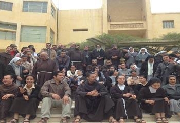 الفرنسيسكان يصلون على مذبح دير أبو مقار