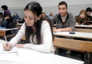 الإلتزام بإنعقاد الامتحانات حسب المواعيد التى أعلنتها مختلف الكليات