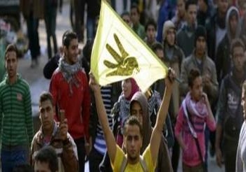 طلاب وطالبات الإخوان بالسويس ينظمون وقفة احتجاجية لرفض الدستور