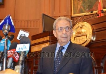 بالصور عمرو موسى وسط طلاب جامعة القاهرة يلقى كلمة عن الدستور