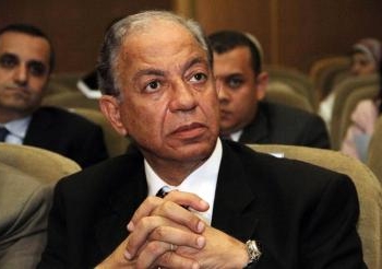 محافظ أسيوط يأمر بوقف الانشطة والاحتفالات الفنية وينكس العلم حداداً
