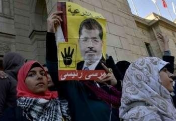 طالبات الإخوان  تنظم وقفة امام منطقة الازهر بالسويس لمقاطعة  للدستور