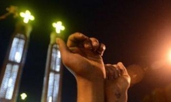 المسيحيون يهنئون بعضهم لخروج كنائسهم دون عنف