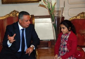 وزير التربية والتعليم يستقبل الطفلة حنين ويؤكد تخصيص 3 فصول للموهوبين