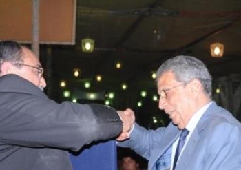 محافظ القليوبية يشيد بلجنة الخمسين ويهدى رئيسها درع المحافظة