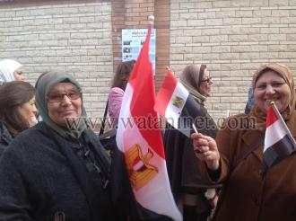 بالصور سيدات وفتيات الأسكندرية يحتشدن بكل فرح وبهجه لنعم للدستور