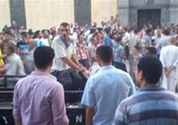 اهالي بكفرالشيخ يتجمهرون أمام لجنة انتخابية للفتك بموظف إخواني