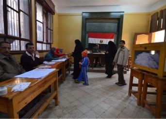 ضابط يوقف التصويت لافلات الزمام  من يد المستشارة ومولوتوف فى ناهيا