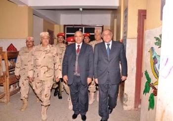 قائد قوات الدفاع الجوي يتفقد اللجان الانتخابية ببني سويف