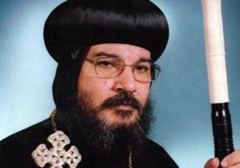 أسقف المنيا يصوت بلجنة الوافدين وينفي منع الأقباط من التصويت