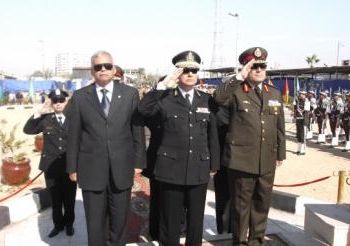 وضع  إكليل الزهور على النصب التذكاري للجندي المجهول