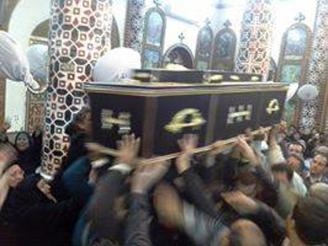 الانبا ديمتريوس يراس صلاة الجنازة على شهيد ملوى