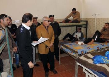 مدير أمن السويس يزور المصابين في حادث الانفجار بمعسكر قوات الأمن