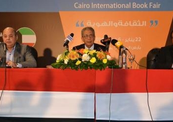 عمرو موسى  فى اللقاء الفكرى بمعرض الكتاب