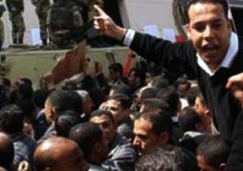 أفراد قسم الأربعين بالسويس يحتجون للمطالبة بزيادة الحوافز