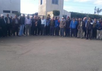 مؤقتو مصيف بلطيم يغلقون المجلس بالجنازير لعدم تنفيذ المحافظ وعوده