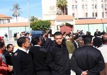 أمناء شرطة قسم  الجناين بالسويس يحتجون للمطالبة بزيادة المرتبات