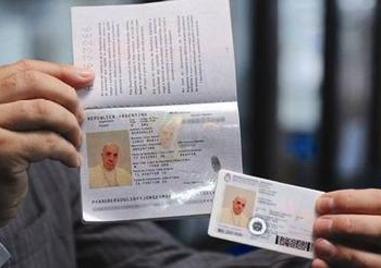 بابا الفاتيكان يجدد بطاقته الشخصية و جواز سفره برفض أية امتيازات