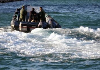 البحرية المغربية تعترض قاربا مشبوها وتوقف مواطنين اسبانيين