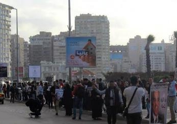 سلاسل بشرية حاشدة بأسيوط و القليوبية و الأسكندرية و السويس