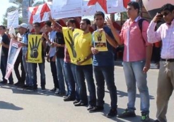 الإخوان ينظمون سلاسل بشرية بالسويس للإفراج عن مؤيدي المعزول