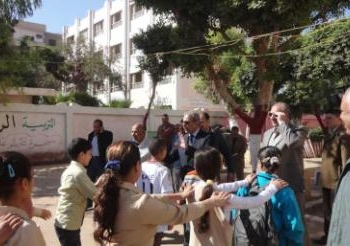 محافظ المنيا يمنح مكافأه 50 جنيه لـ 15 طالبة متفوقة بالابتدائية