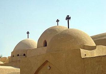 ضبط  شخص تعدي علي كنيسة بأحد قري المنيا محاولا تحطيم الصليب