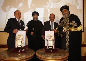 البابا تواضروس يسلم جائزة البابا شنودة العالمية لـ”سمك” و “عازر”