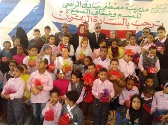 محافظ السويس يكرم المتميزين من تلاميذ مدرسة مصطفي صادق الرافعي